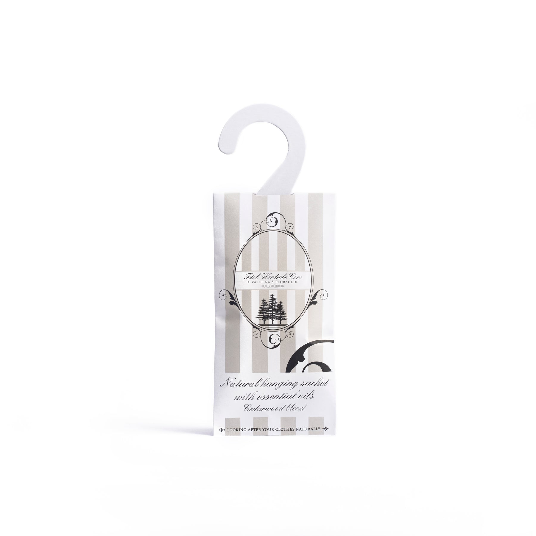 Anti-moth hanging sachet in cedarwood blend on white background